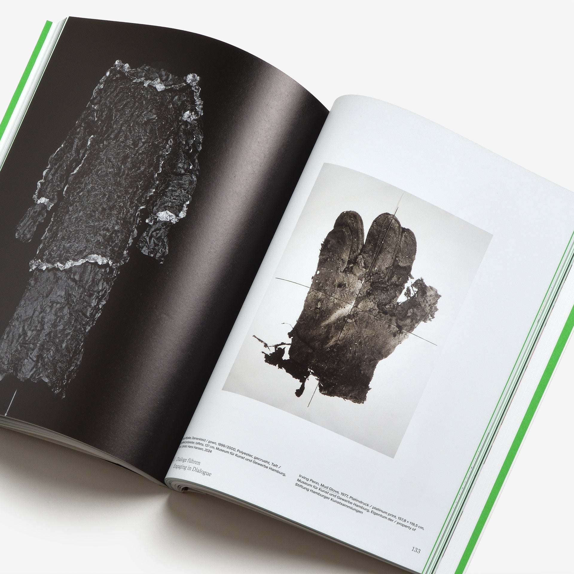 ほぼ新品 Hello Image - The Staging of Things Hello Image: The Staging of Things | Graphic Design Books curated